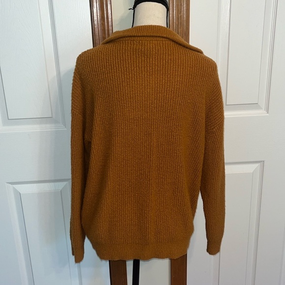 Forever 21 Gold Sweater - Picture 5 of 9